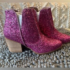 Pink size 8 glitter cowgirl boots. Never worn!